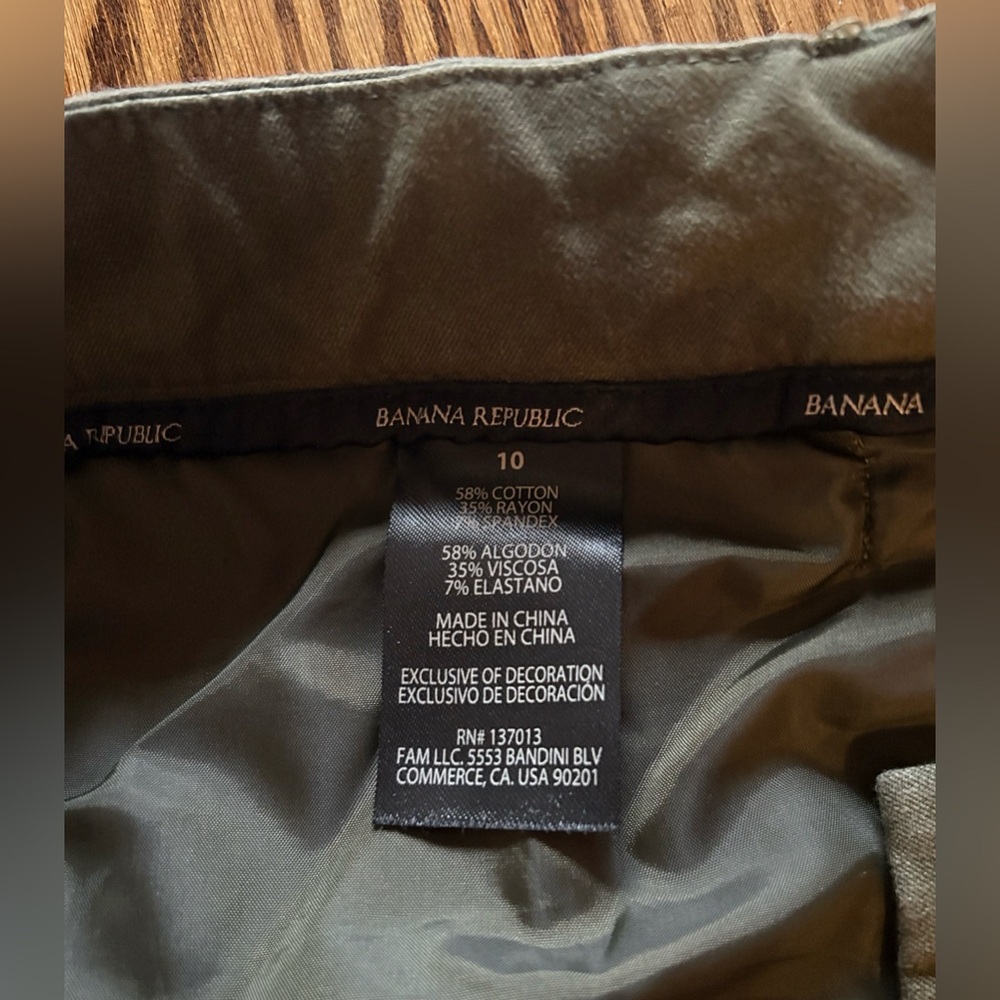 Banana Republic Green Chinos, Capri with Smooth Finish - Picture 7 of 7